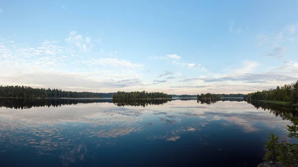 Lago em uma manhã de verão — Fotografia de Stock