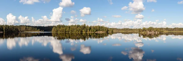 Lago de verão com reflexos — Fotografia de Stock