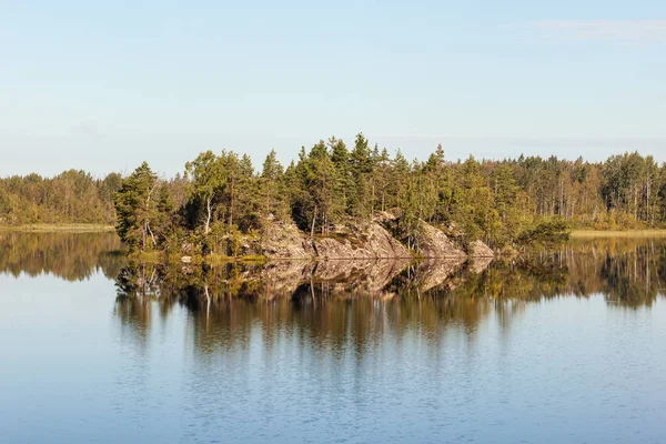 Isla rocosa en un lago de bosque —  Fotos de Stock