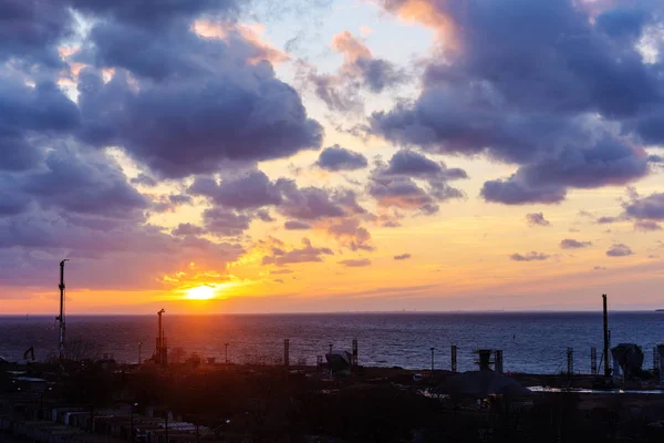 Heldere zonsondergang met wolken — Stockfoto