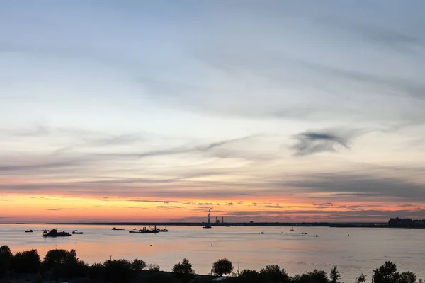 Кораблі на бухті після заходу сонця — стокове фото