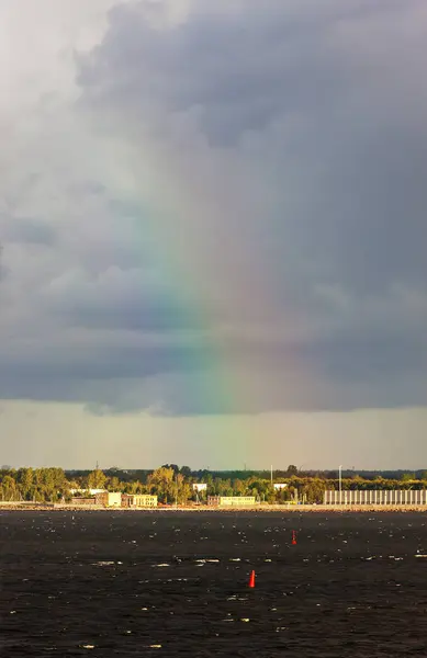 Paesaggio con un arcobaleno — Foto Stock