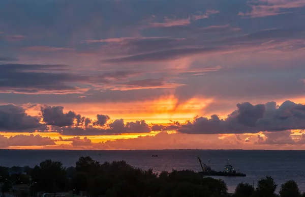 Solnedgång, moln över havet — Stockfoto
