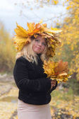 dívka s podzimní listí