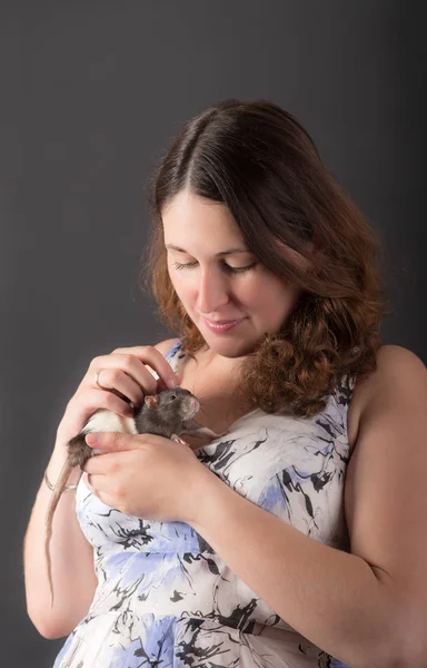 Mulher com um rato doméstico — Fotografia de Stock