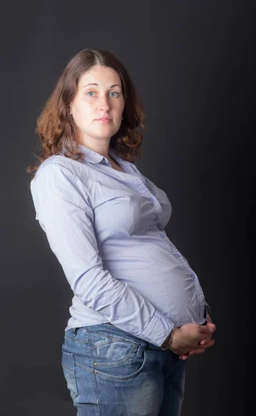 Mulher grávida em uma camisa — Fotografia de Stock