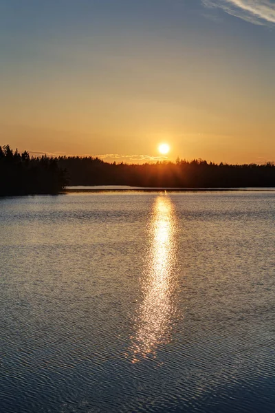 Göl güneşli yolu — Stok fotoğraf