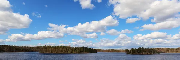 Пейзаж с облаками — стоковое фото