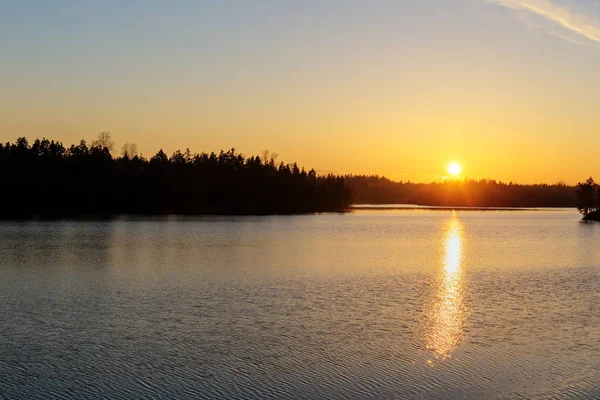 Západ slunce nad lesním jezerem — Stock fotografie