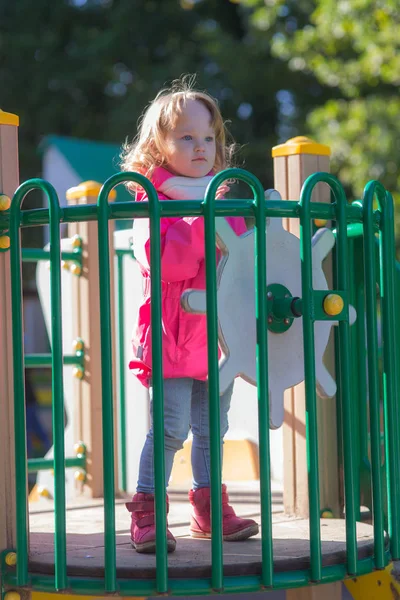 Bambina al parco giochi — Foto Stock