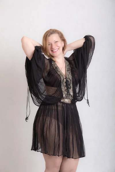 Mulher alegre em um vestido preto — Fotografia de Stock