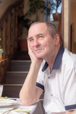 Yaşlı adam evde