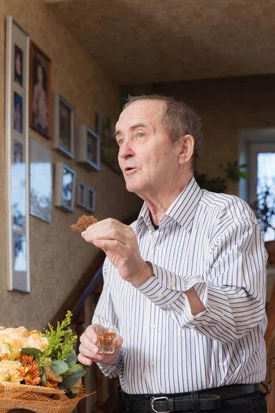 Yaşlı adam bir tost telaffuz — Stok fotoğraf