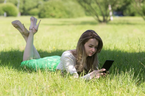 Menina lendo um e-book — Fotografia de Stock