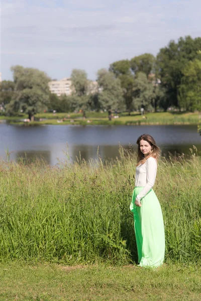 Menina esbelta em um parque de verão — Fotografia de Stock