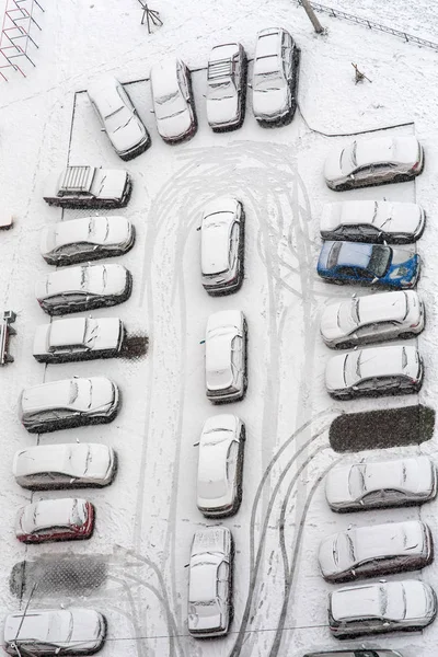 Parcheggio sotto la prima neve — Foto Stock