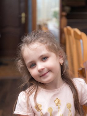 Küçük bir kızın portresi.