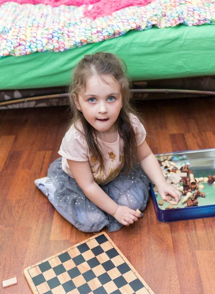 Little girl studying board games — Stock Photo, Image