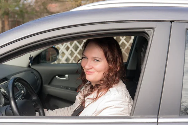 Vrouw in een auto — Stockfoto