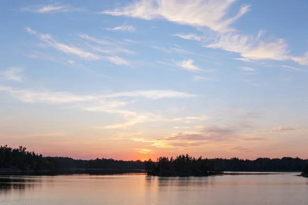 Cielo estivo con nuvole — Foto Stock