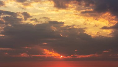 Bulutlu dramatik gökyüzü