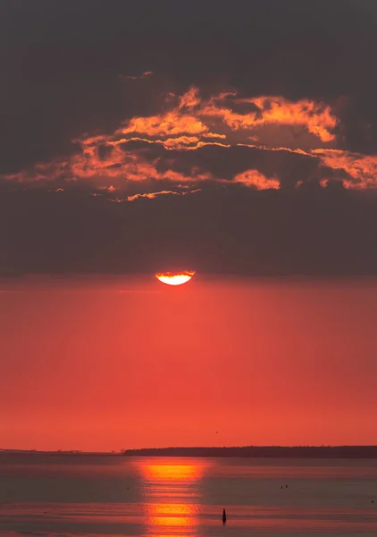 Κόκκινο ηλιοβασίλεμα με σύννεφα — Φωτογραφία Αρχείου