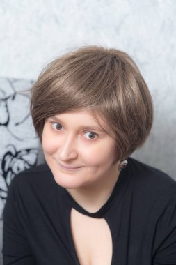 gülümseyen kadın kahverengi gözlü