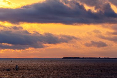 bulutlar ile dramatik günbatımı