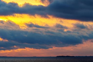 Denizin üzerinde bulutlar