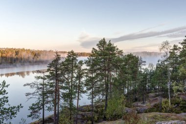 bir göl üzerinde sabah manzara