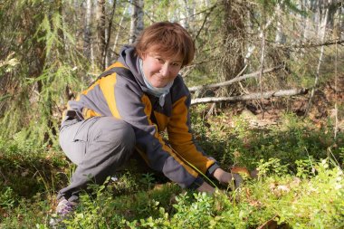 kadın ve turuncu-cap çörek
