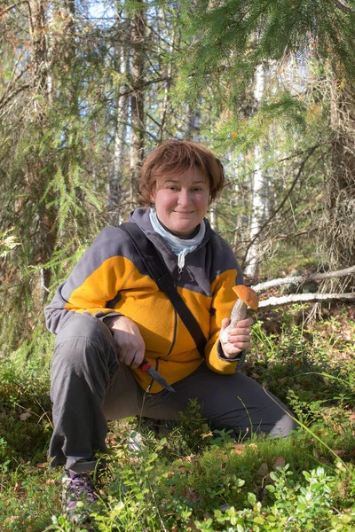 Cueilleuse de champignons dans la forêt — Photo