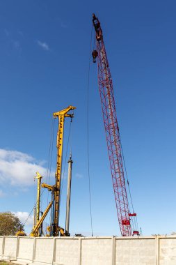 beton çit arkasında inşaat vinçler