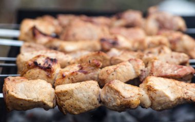 şiş kebap kömürlerin üzerinde