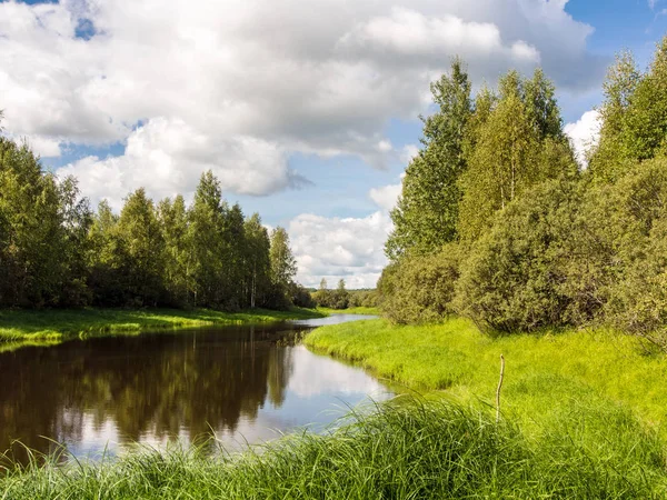 Paesaggio sul fiume — Foto Stock