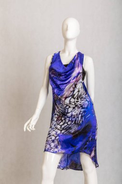 güzel mavi gece elbisesi