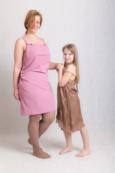 Mãe com filha em vestidos — Fotografia de Stock