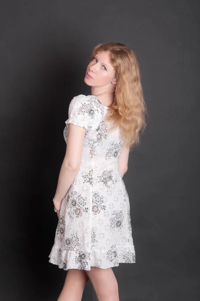 Струнка дівчина в білій сукні — стокове фото