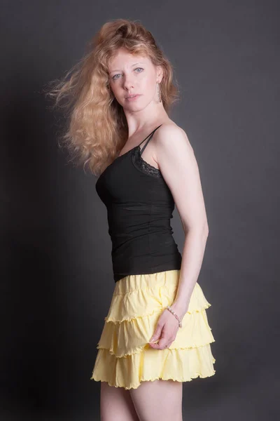 Fille dans une jupe jaune — Photo