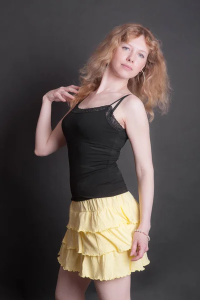 Portrait d'une fille en jupe jaune — Photo