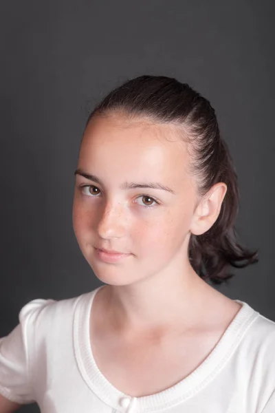 Tonårig flicka med bruna ögon — Stockfoto
