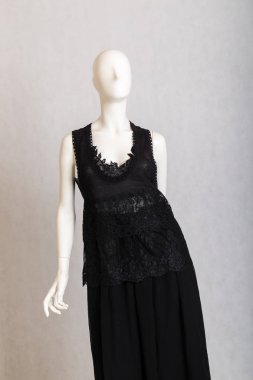 bir manken üzerinde siyah elbise