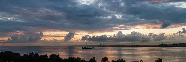 Puesta de sol sobre la bahía —  Fotos de Stock