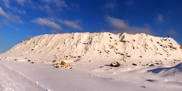 Каменоломня под снегом — стоковое фото
