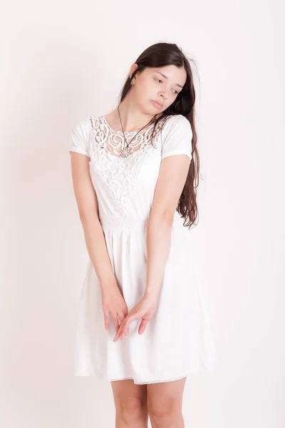 Ragazza in abito bianco — Foto Stock