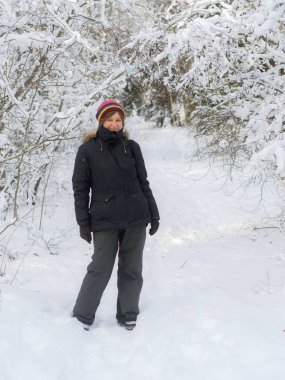 Kış ormanındaki kadın