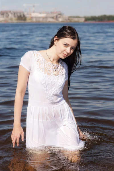 Ragazza in abito bianco bagnato — Foto Stock