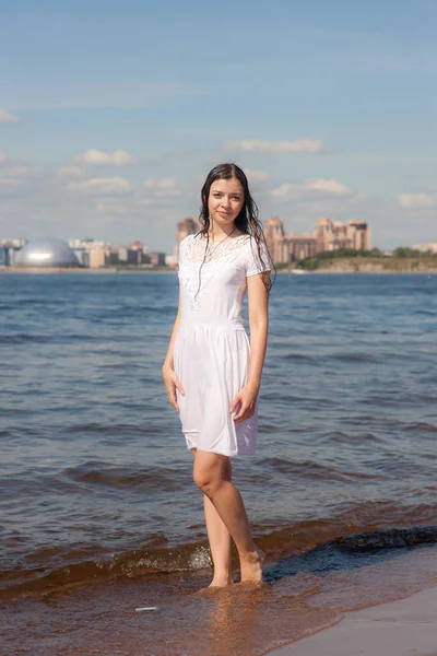 Chica delgada en vestido blanco — Foto de Stock