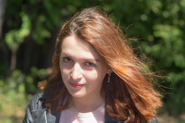 Kızıl saçlı kız.