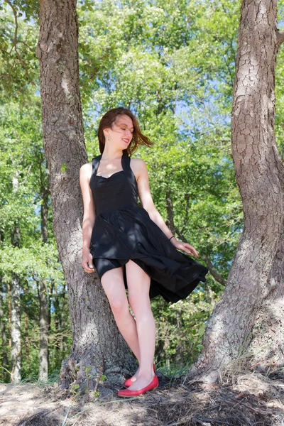 Menina em um vestido preto — Fotografia de Stock